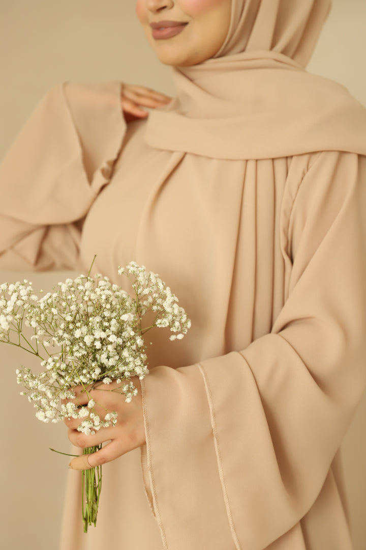 Eleen Abaya mit Raffungen und integriertem Hijab in Light Camel