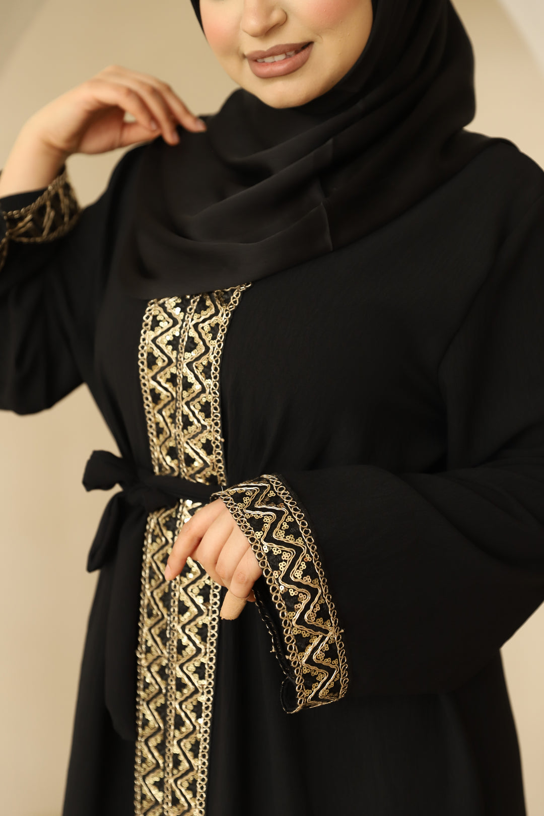 Dila Abaya mit goldenen Details in Schwarz