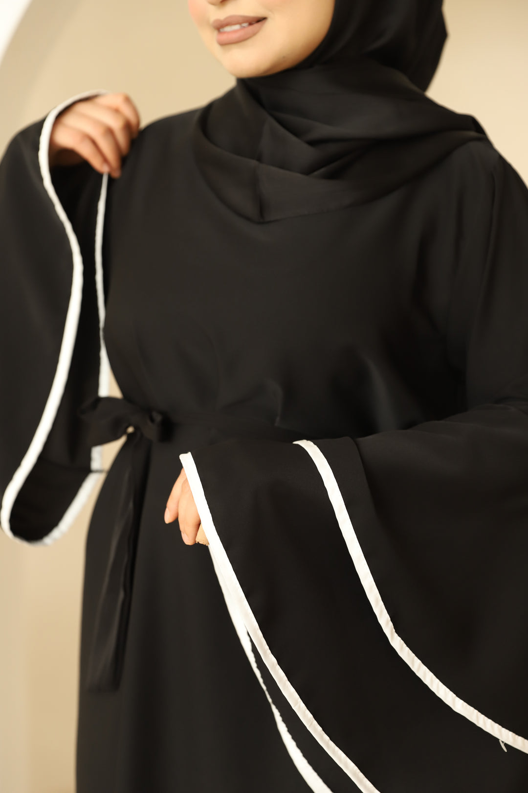 Lara Kleid mit Trompetenärmel in Schwarz