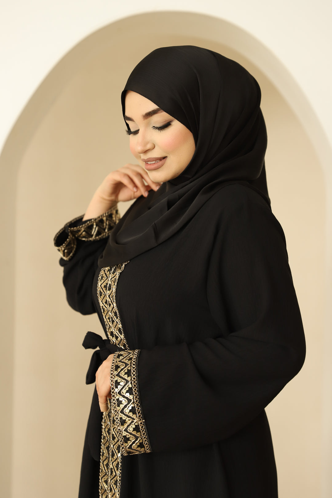 Dila Abaya mit goldenen Details in Schwarz