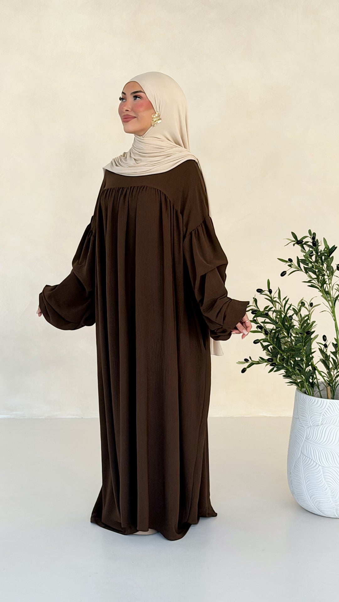 Mavie Abaya mit Ballonärmeln