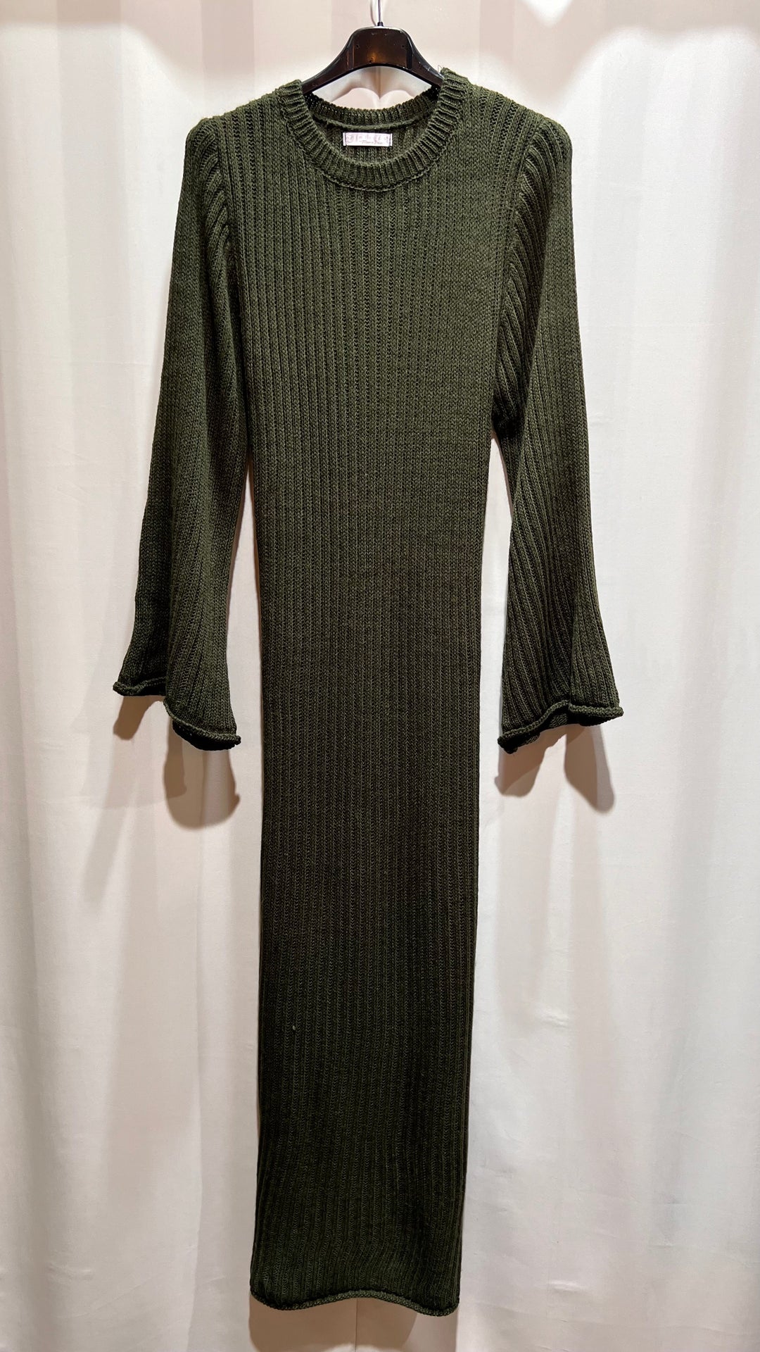 Inaya Strick-Kleid