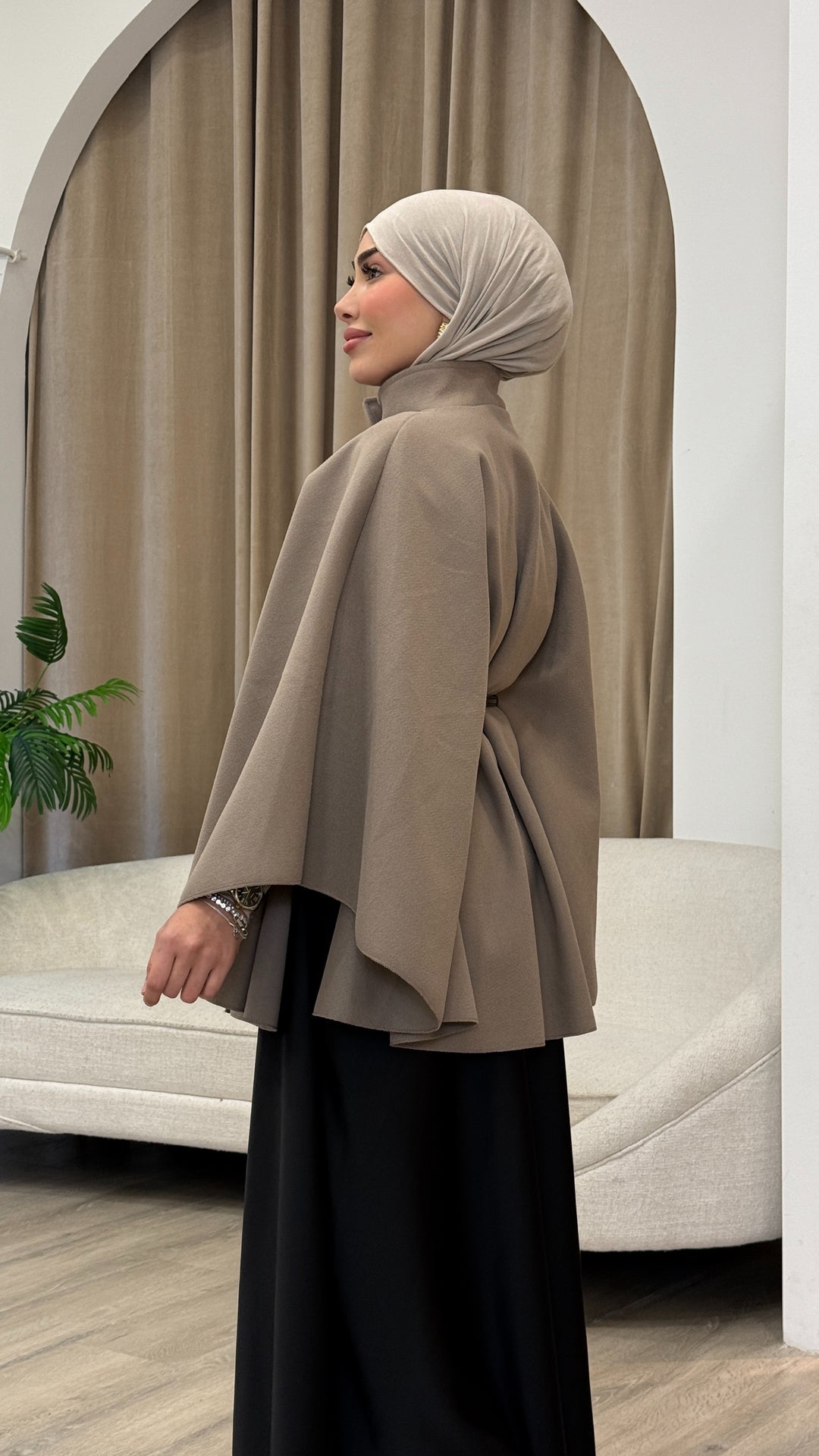 Kamila Cape mit Gürtel in Taupe