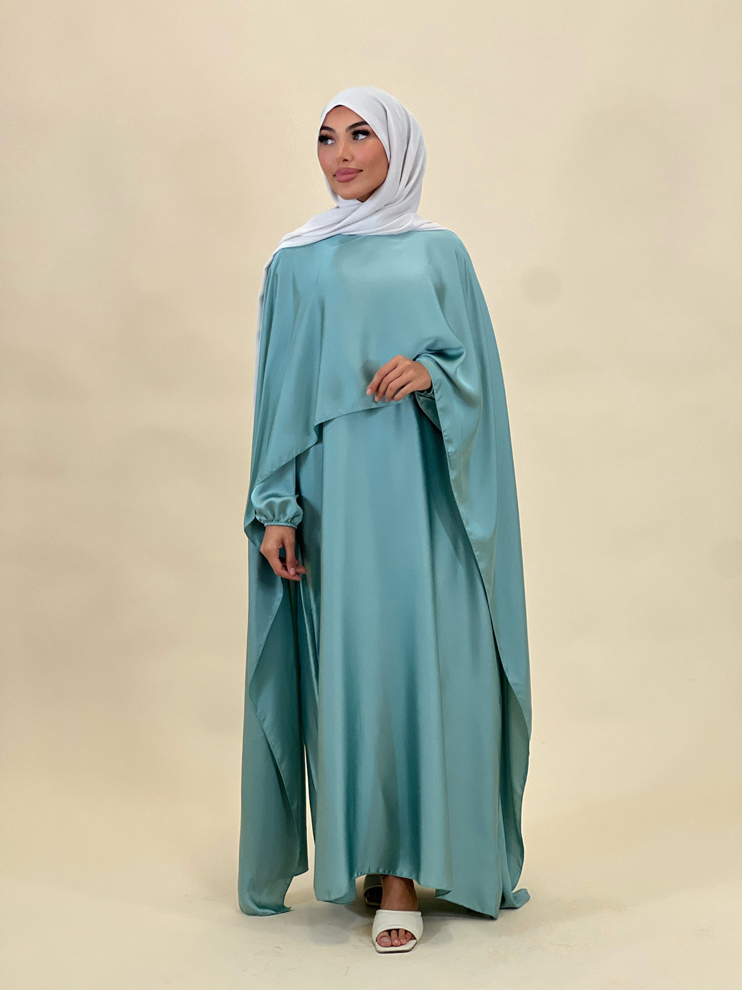 Madeline Satin Abaya mit Cape Detail in Mint