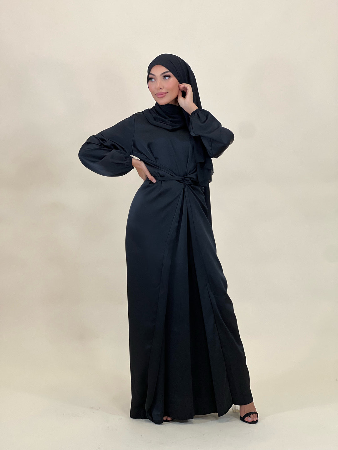 Coco Satin Abaya in Wickeloptik in Schwarz