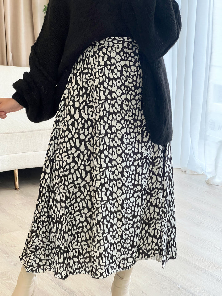 Leya Satin Rock in Schwarz