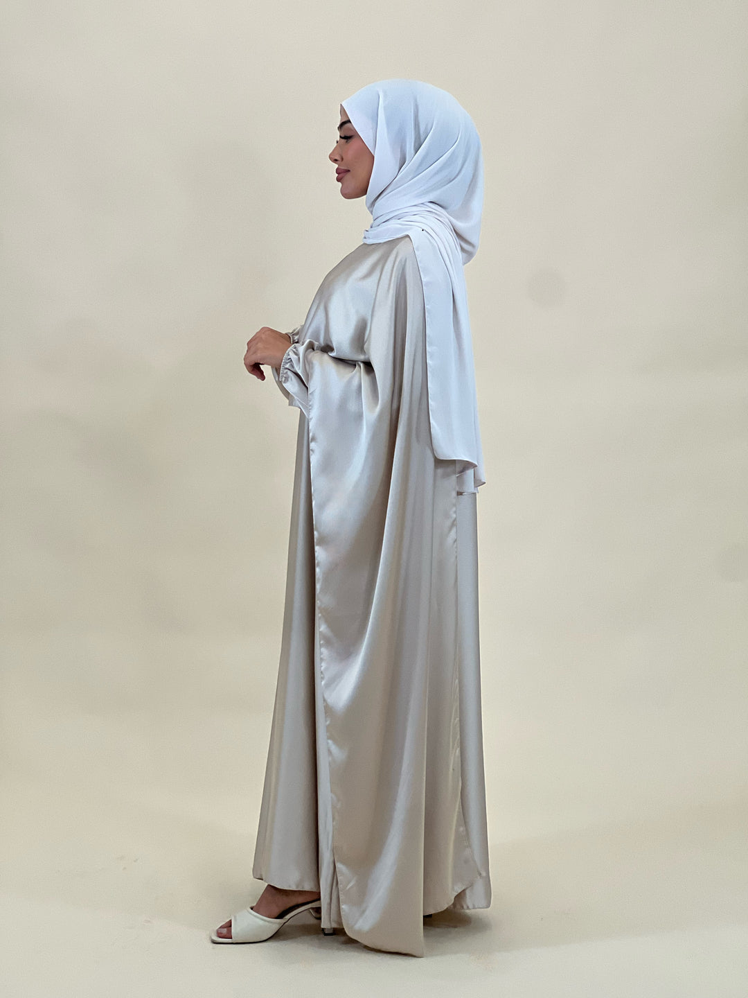 Madeline Satin Abaya mit Cape Detail in Beige