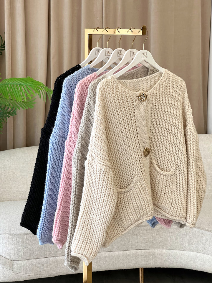 Pure Cardigan mit goldenen Knöpfen in Ivory