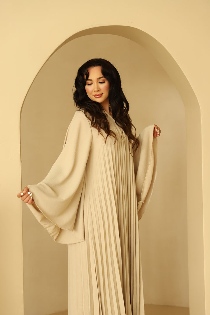 Bloom Plissee Abaya mit Trompetenärmeln in Beige