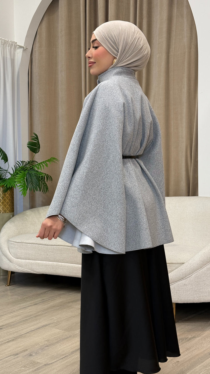 Kamila Cape mit Gürtel in Grau