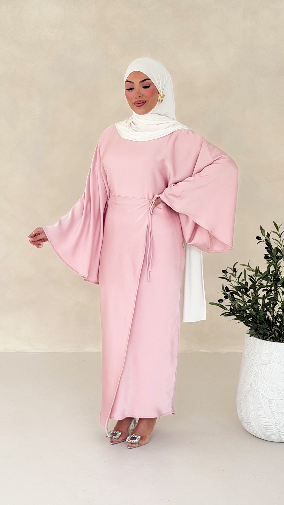 Nuré Satin Kleid in Wickeloptik