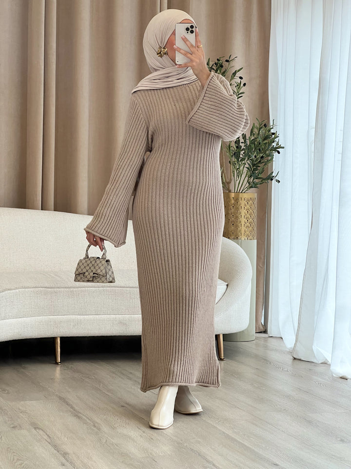 Inaya Strick-Kleid