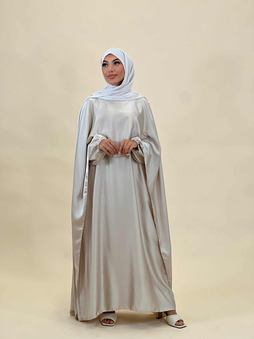 Madeline Satin Abaya mit Cape Detail in Beige