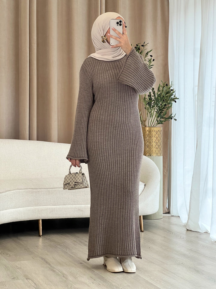 Inaya Strick-Kleid