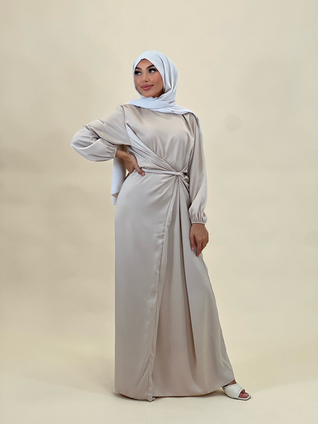 Coco Satin Abaya in Wickeloptik in Beige