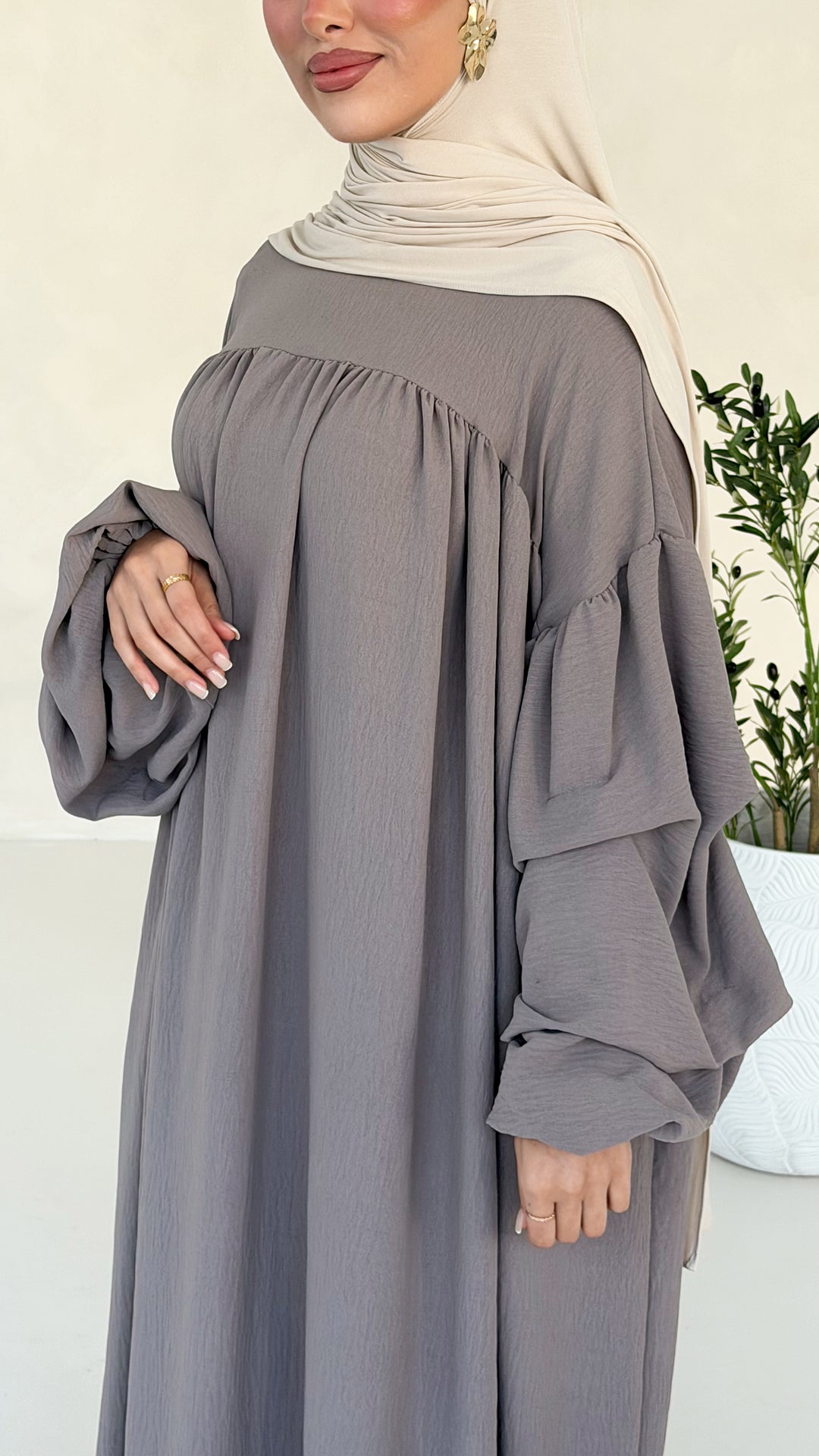 Mavie Abaya mit Ballonärmeln