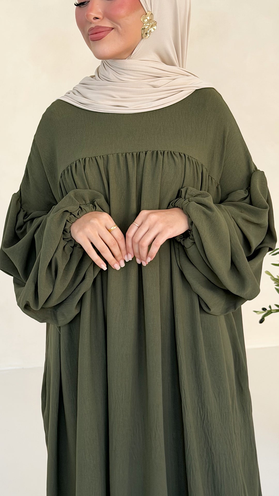 Mavie Abaya mit Ballonärmeln