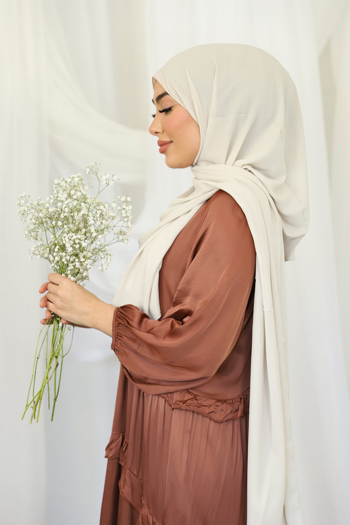 Hazel Satin Kleid mit Raffungen in Braun