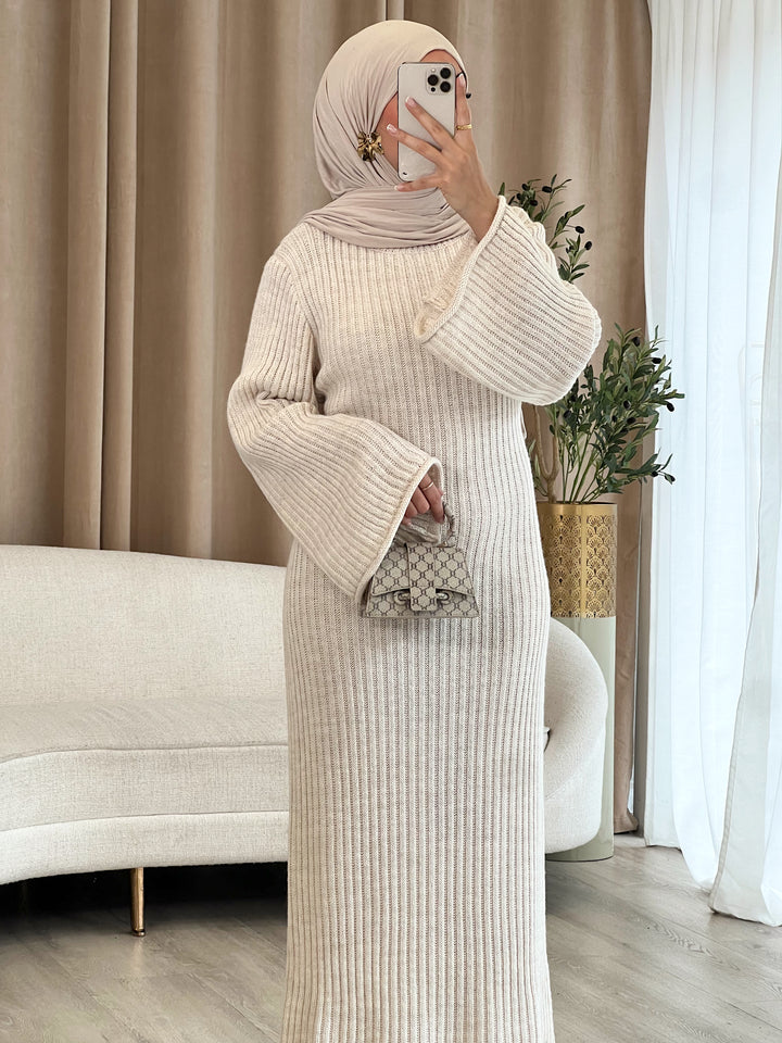 Inaya Strick-Kleid