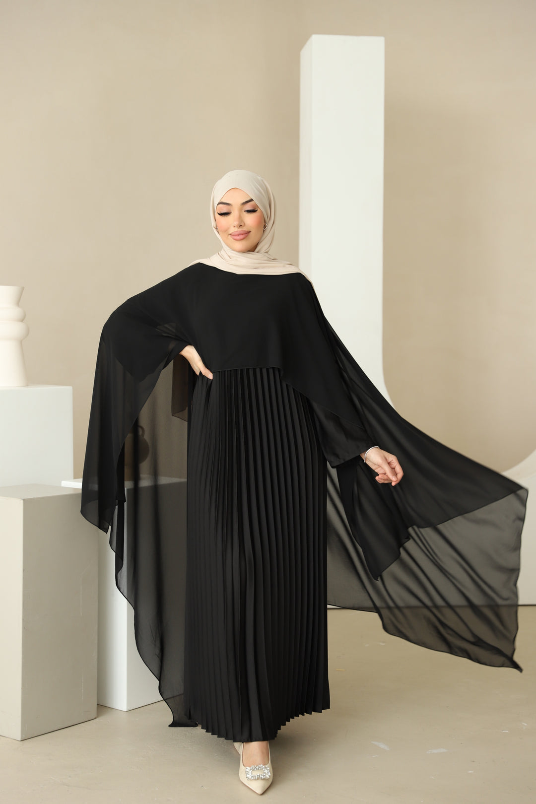 Dunya Plissee Abaya mit Cape in Schwarz