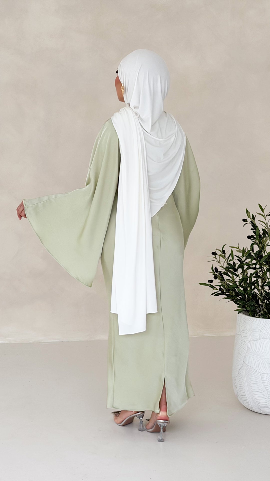 Nuré Satin Kleid in Wickeloptik