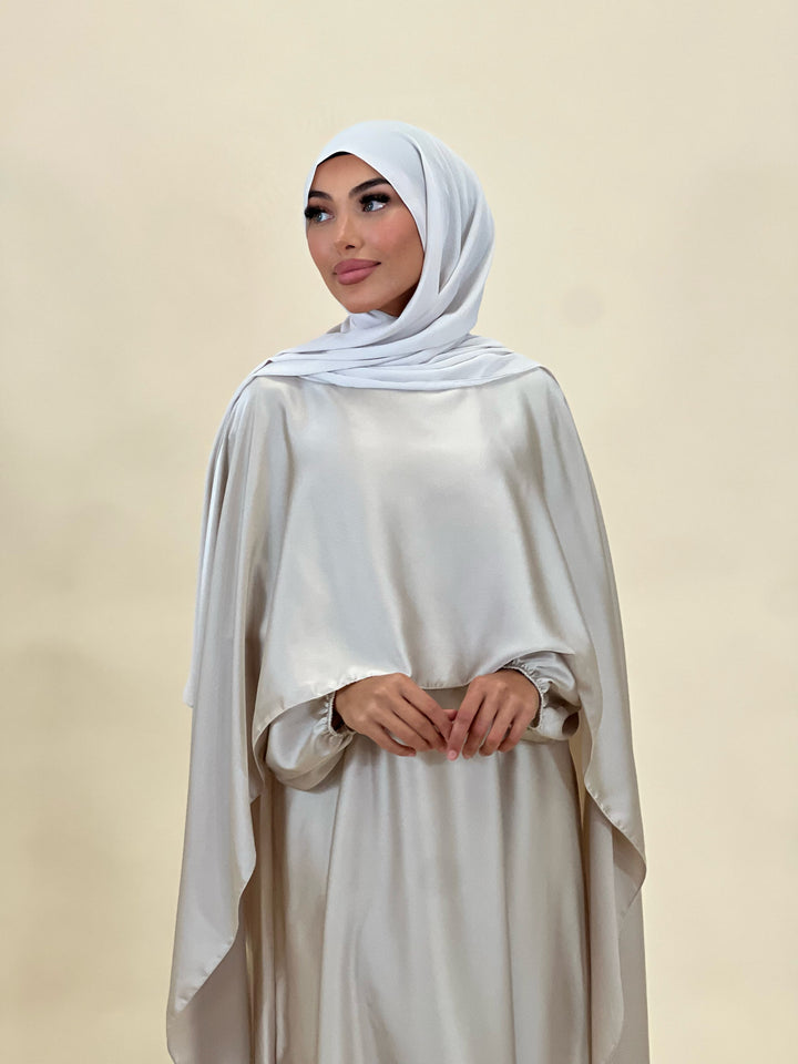 Madeline Satin Abaya mit Cape Detail in Beige