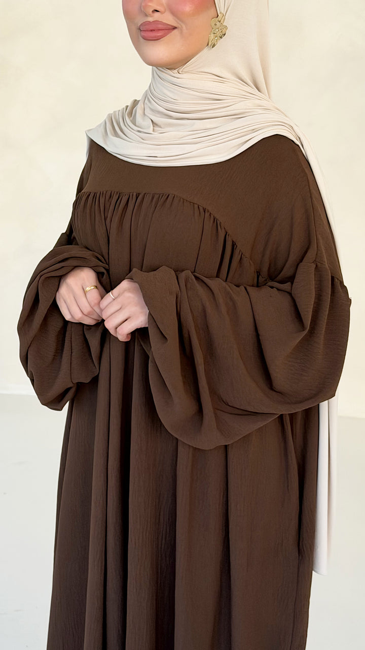 Mavie Abaya mit Ballonärmeln