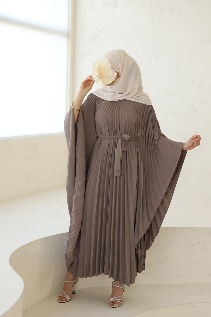 Nadya Plissee Kleid In Taupe