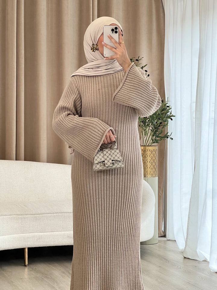Inaya Strick-Kleid