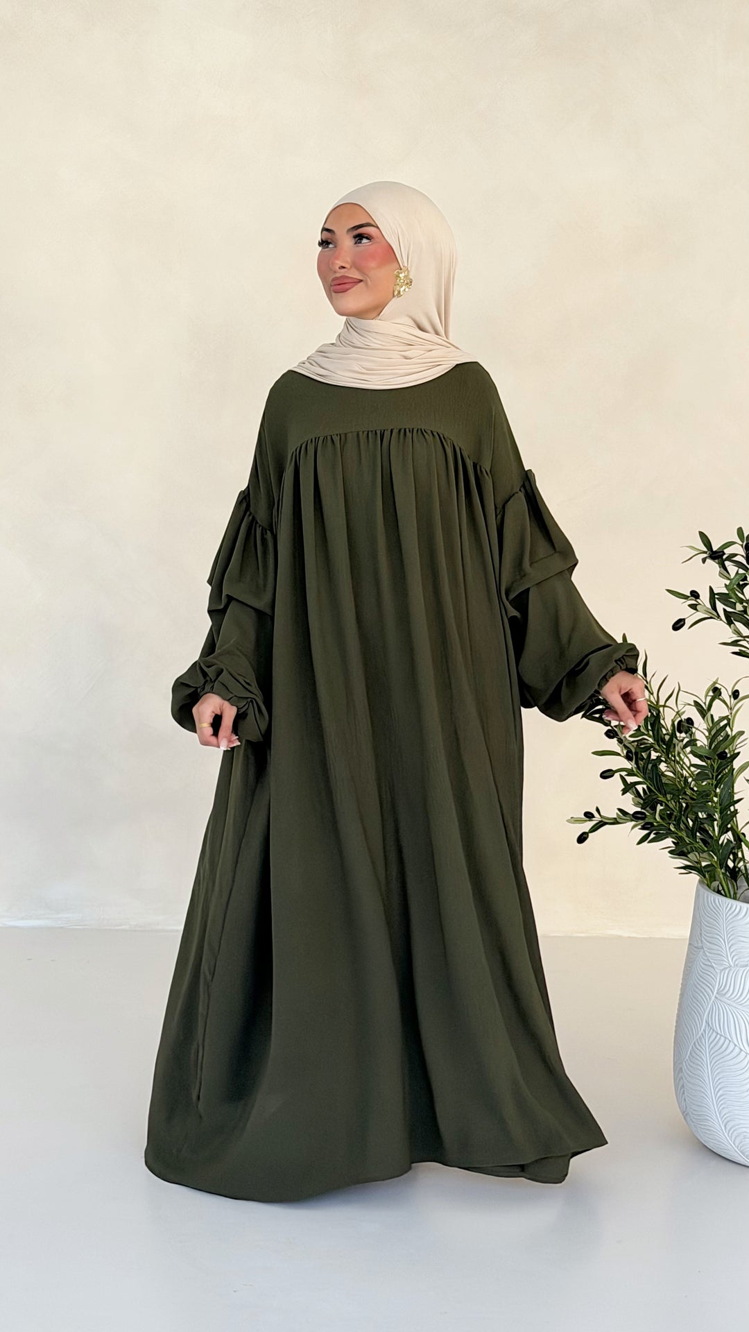 Mavie Abaya mit Ballonärmeln