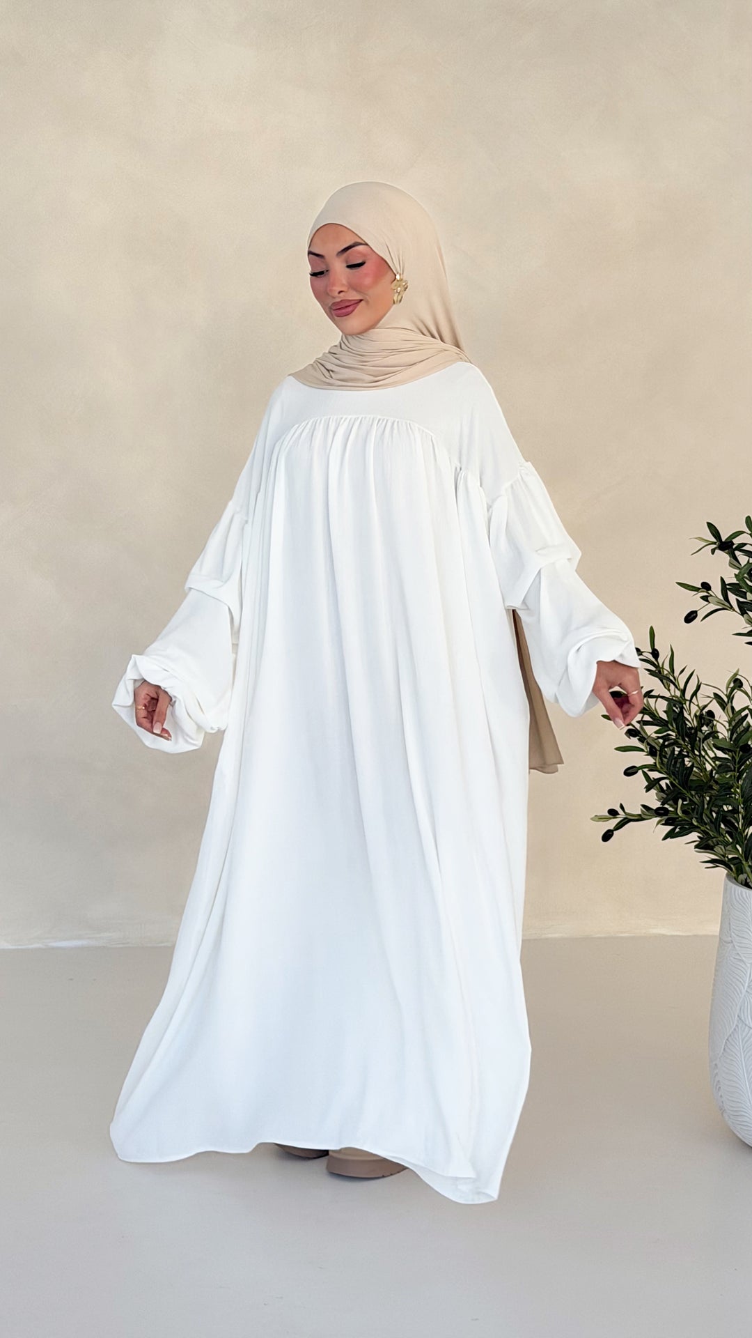Mavie Abaya mit Ballonärmeln