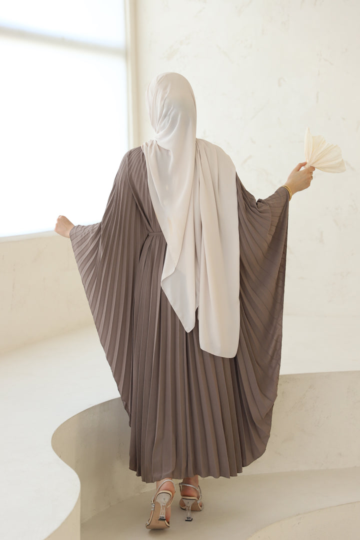 Nadya Plissee Kleid In Taupe