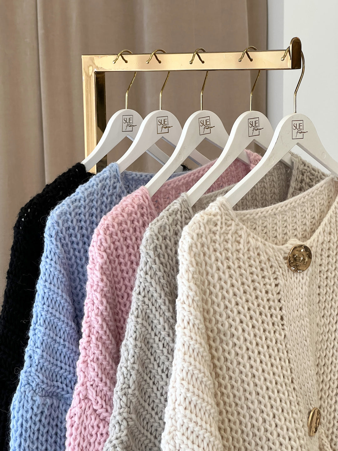 Pure Cardigan mit goldenen Knöpfen in Ivory