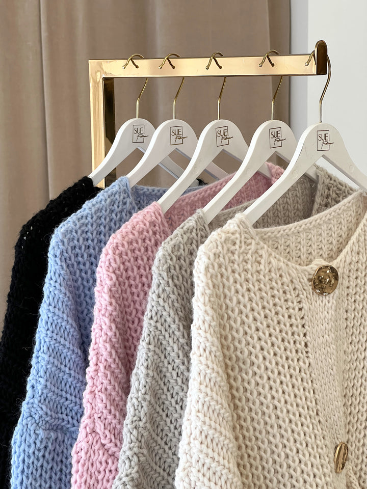 Pure Cardigan mit goldenen Knöpfen in Ivory