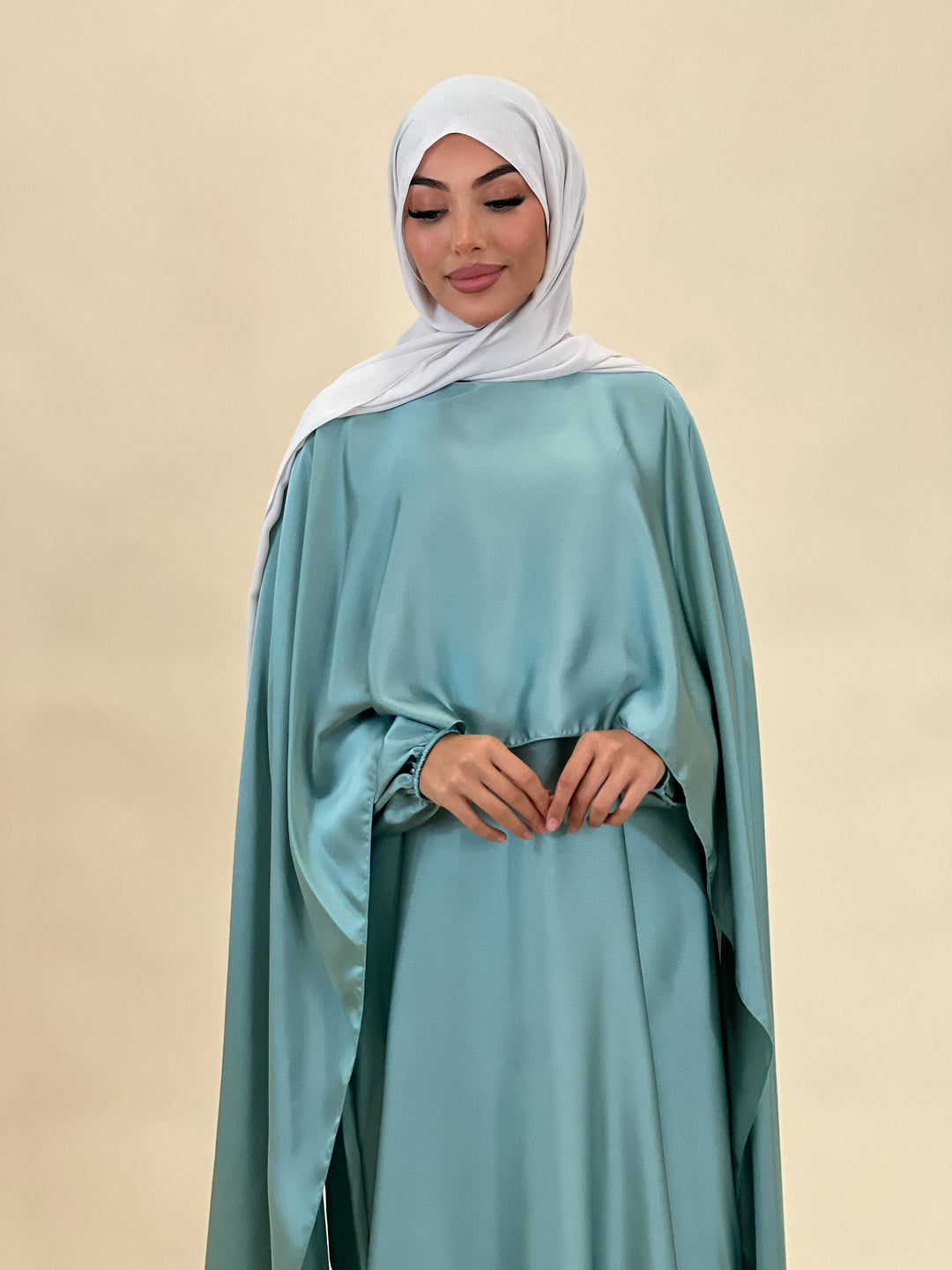 Madeline Satin Abaya mit Cape Detail in Mint