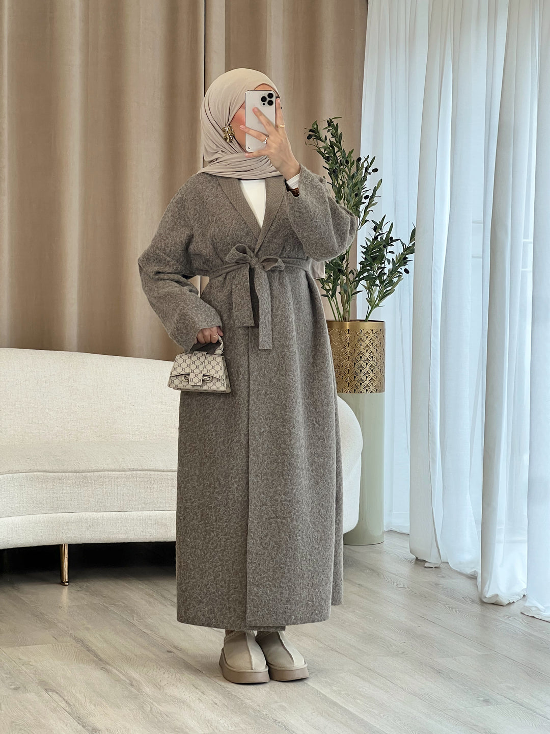 Faylinn Mantel
