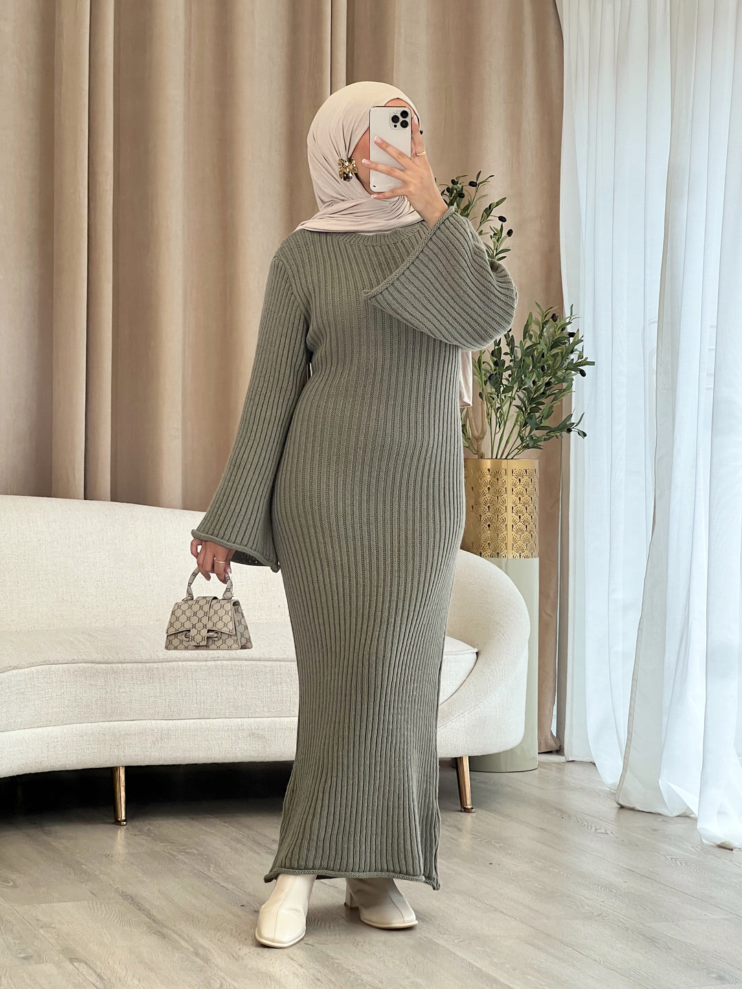 Inaya Strick-Kleid