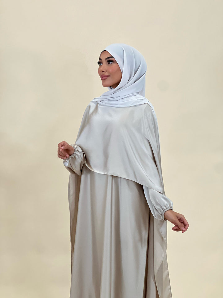 Madeline Satin Abaya mit Cape Detail in Beige