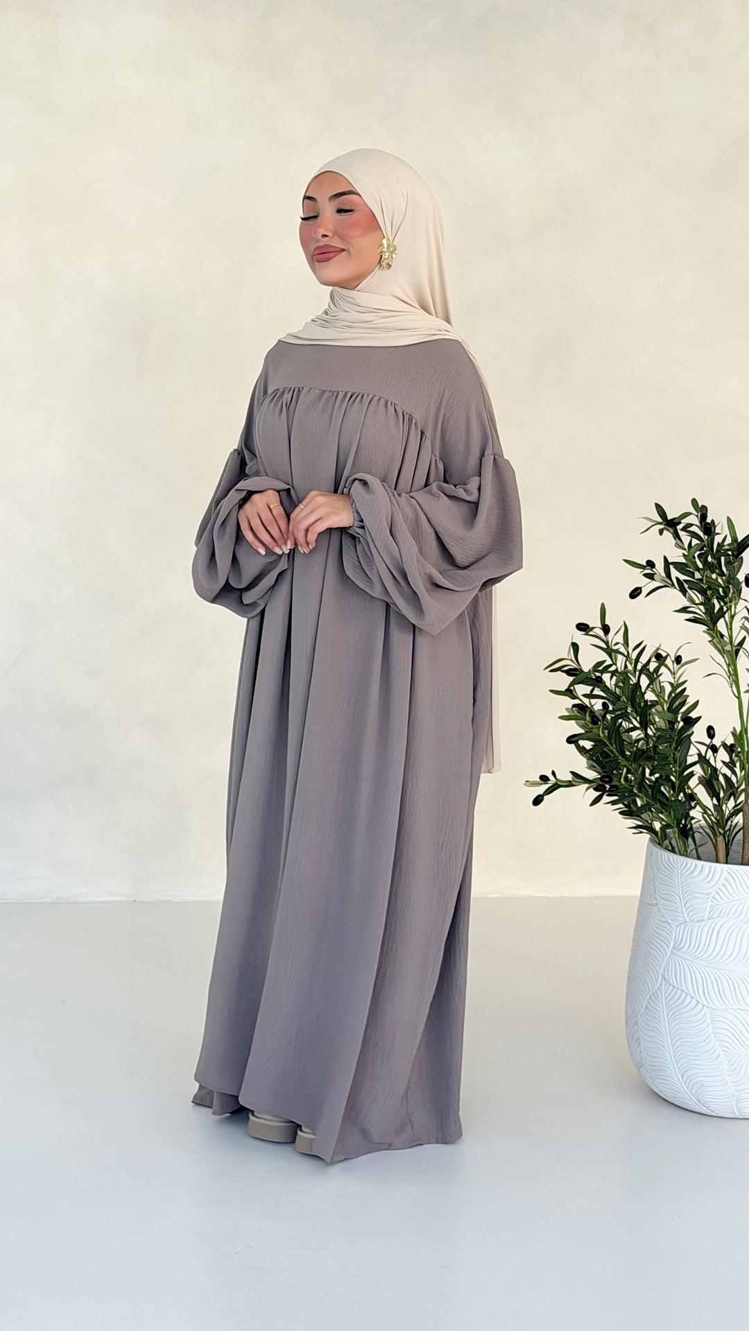 Mavie Abaya mit Ballonärmeln
