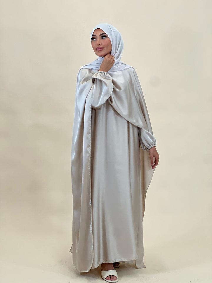 Madeline Satin Abaya mit Cape Detail in Beige