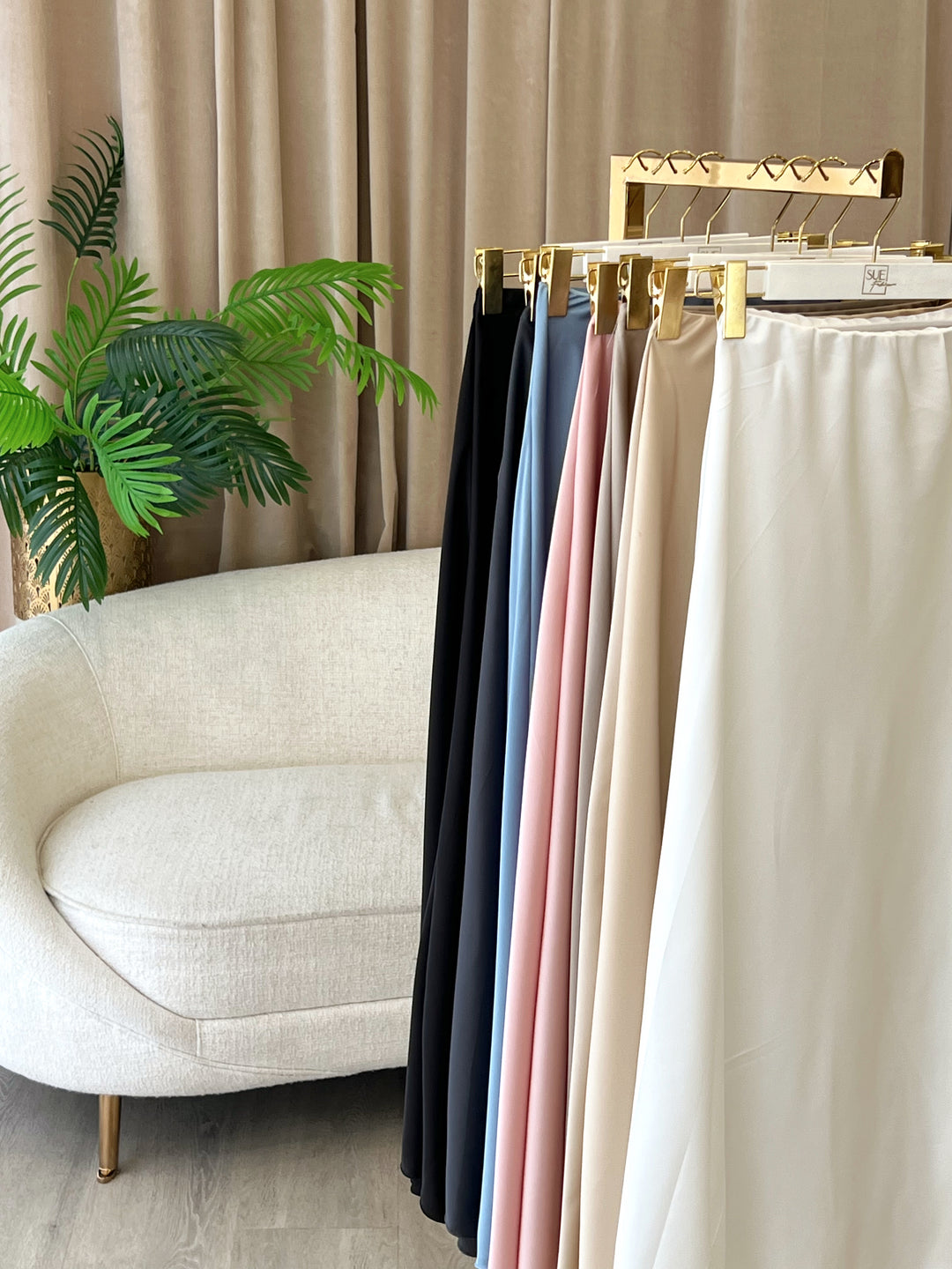 Chic Satin Rock in Beige