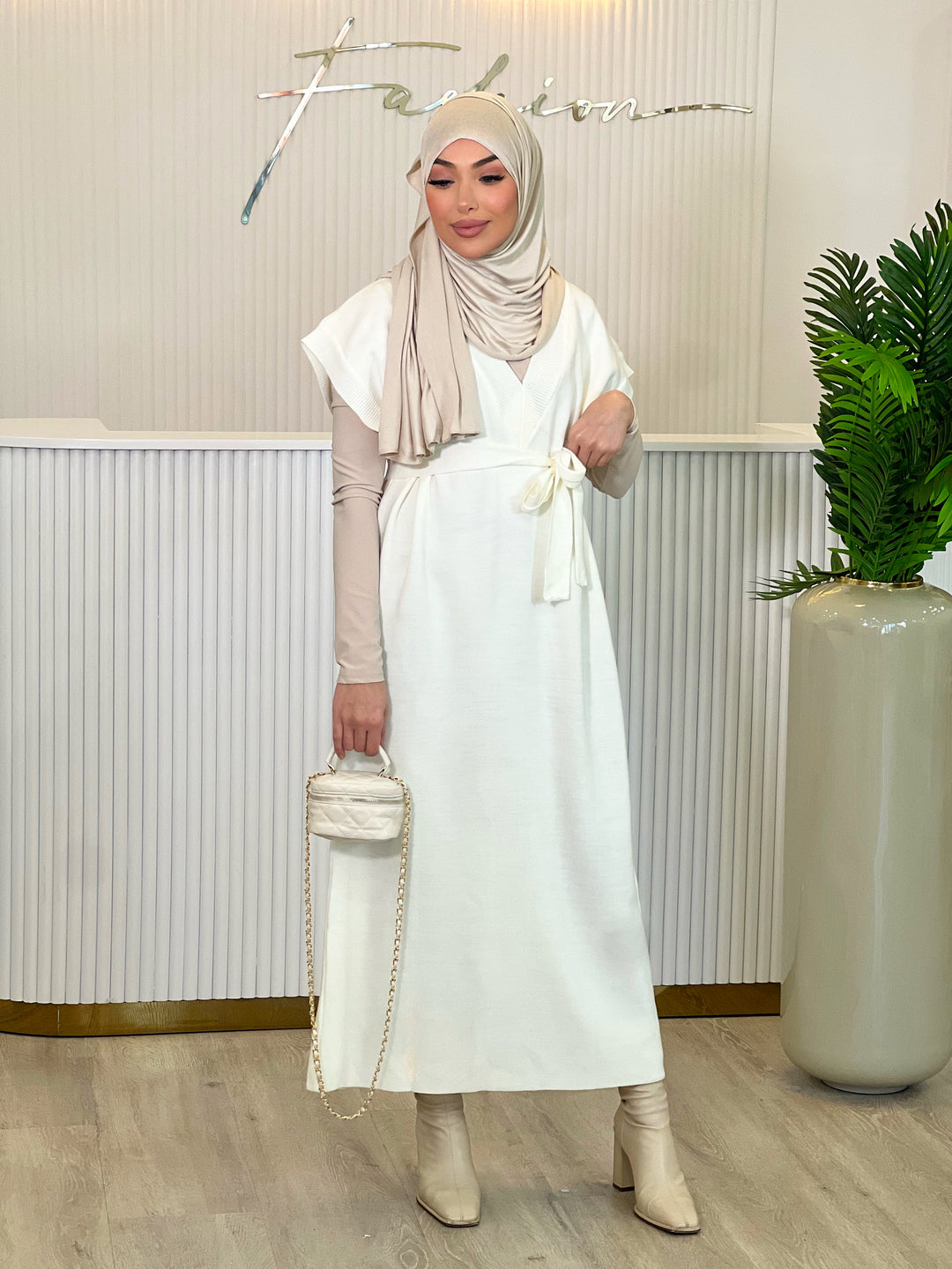 Nova V-Kragen Pulloverkleid in Beige
