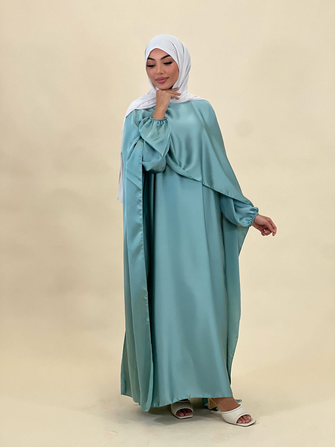 Madeline Satin Abaya mit Cape Detail in Mint