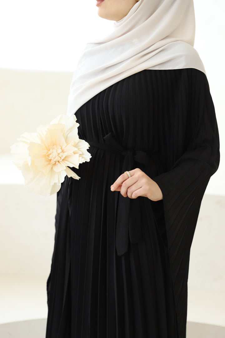 Nadya Plissee Kleid In Schwarz