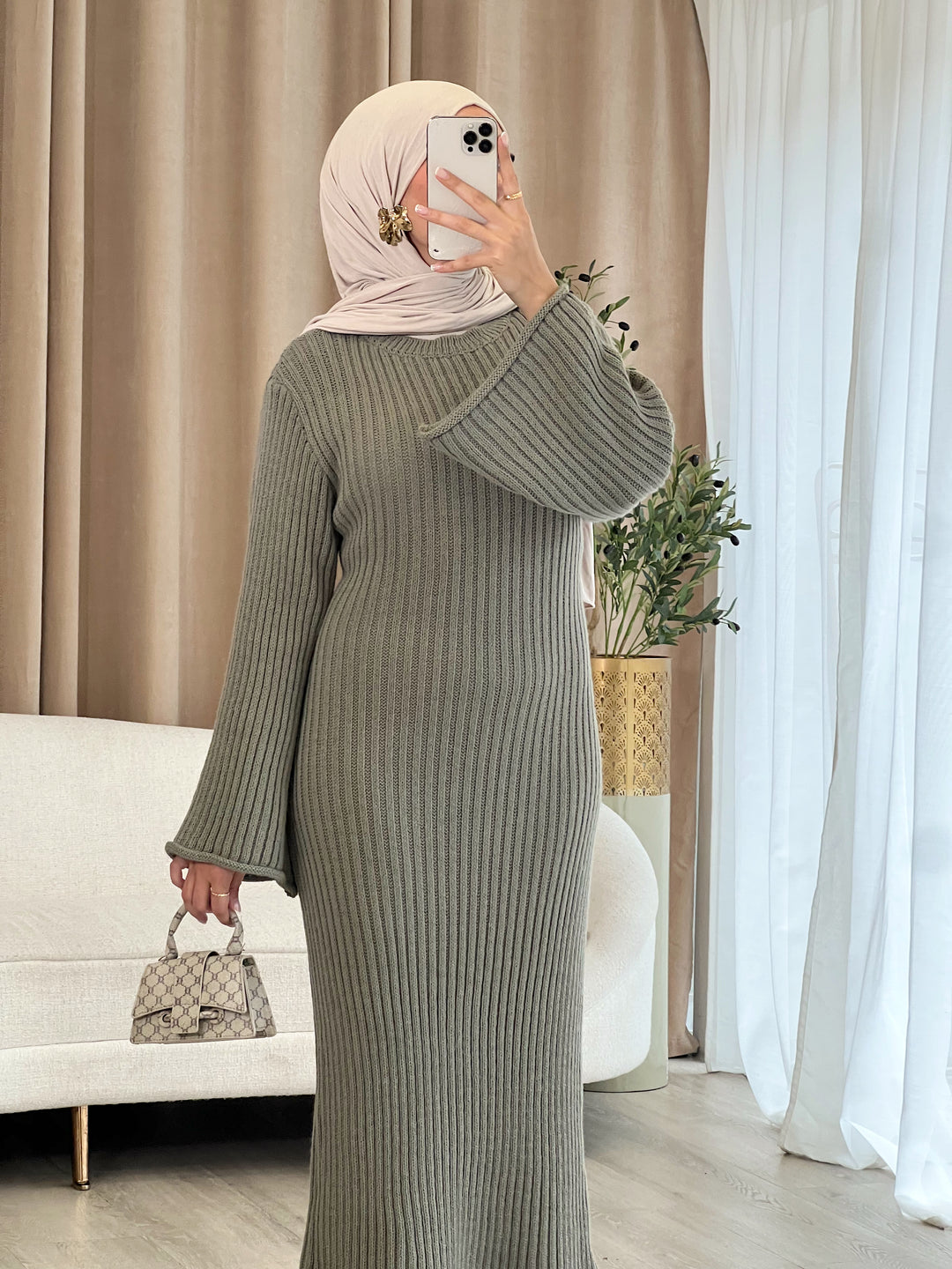 Inaya Strick-Kleid