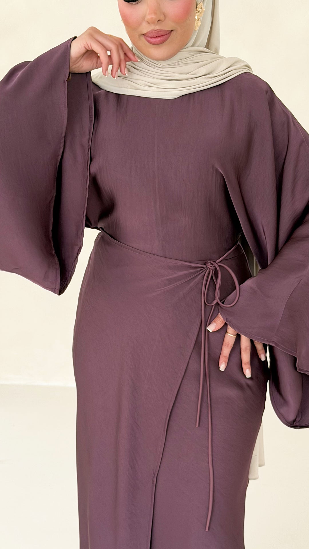 Nuré Satin Kleid in Wickeloptik