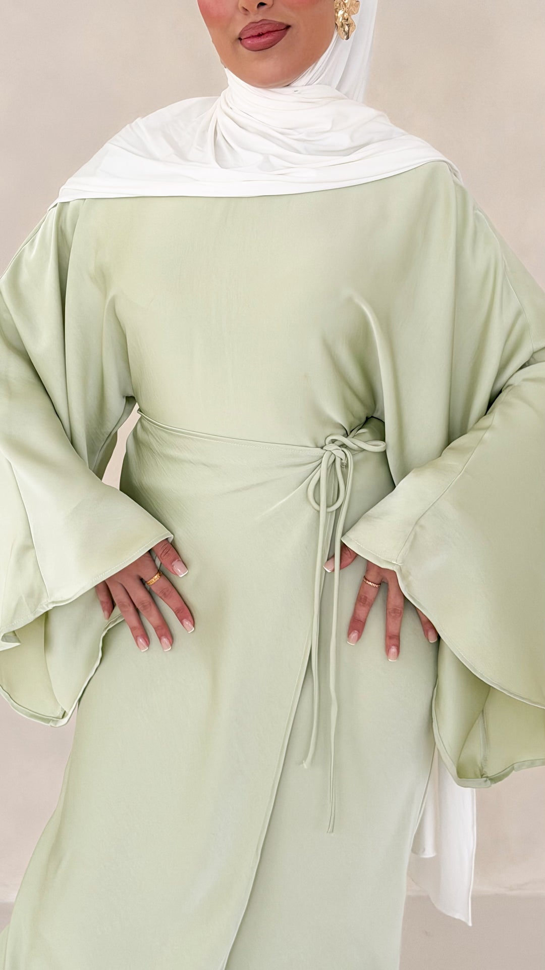 Nuré Satin Kleid in Wickeloptik