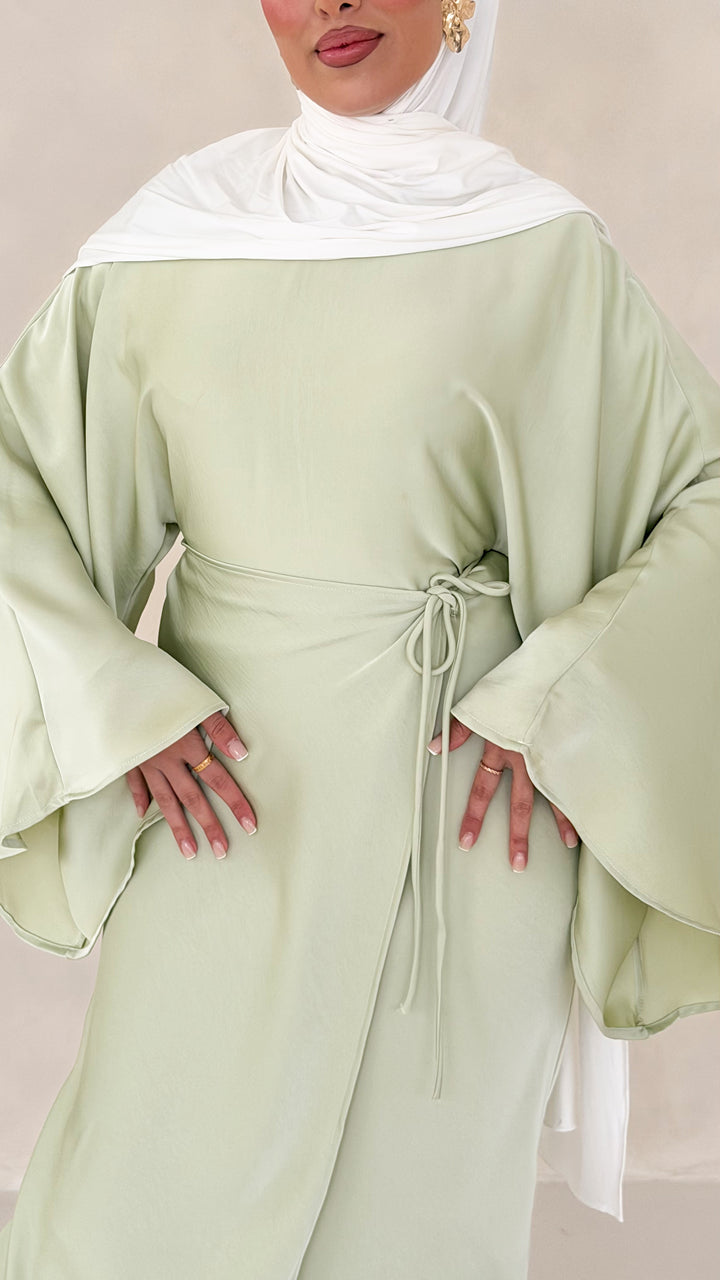 Nuré Satin Kleid in Wickeloptik