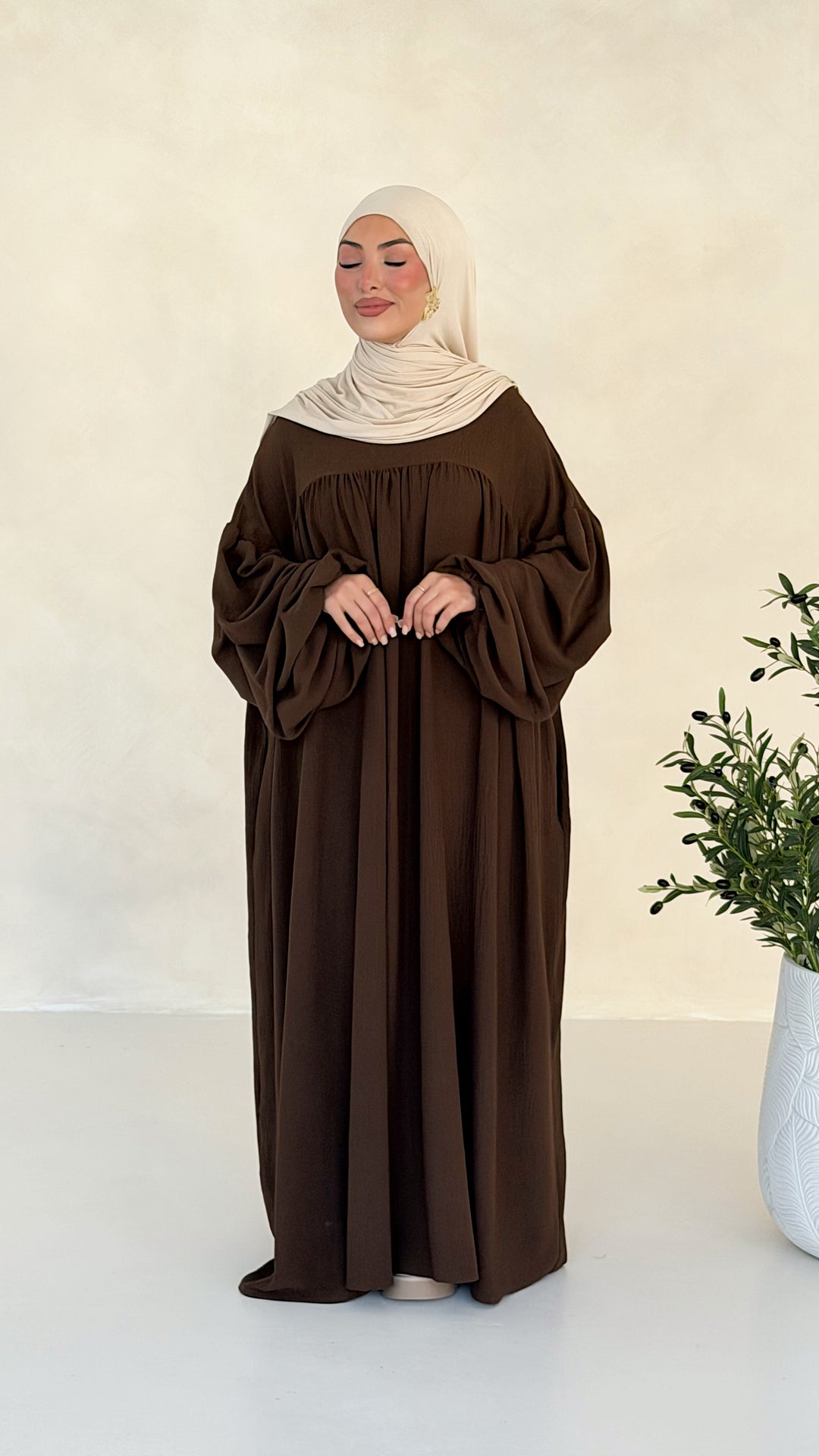 Mavie Abaya mit Ballonärmeln