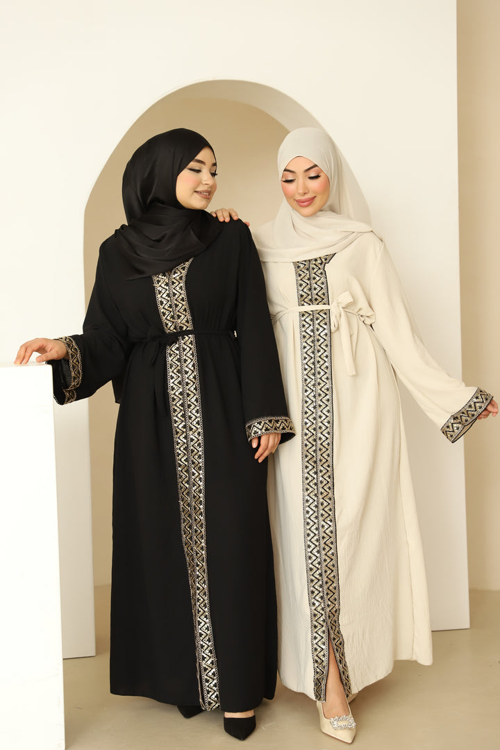 Dila Abaya mit goldenen Details in Schwarz